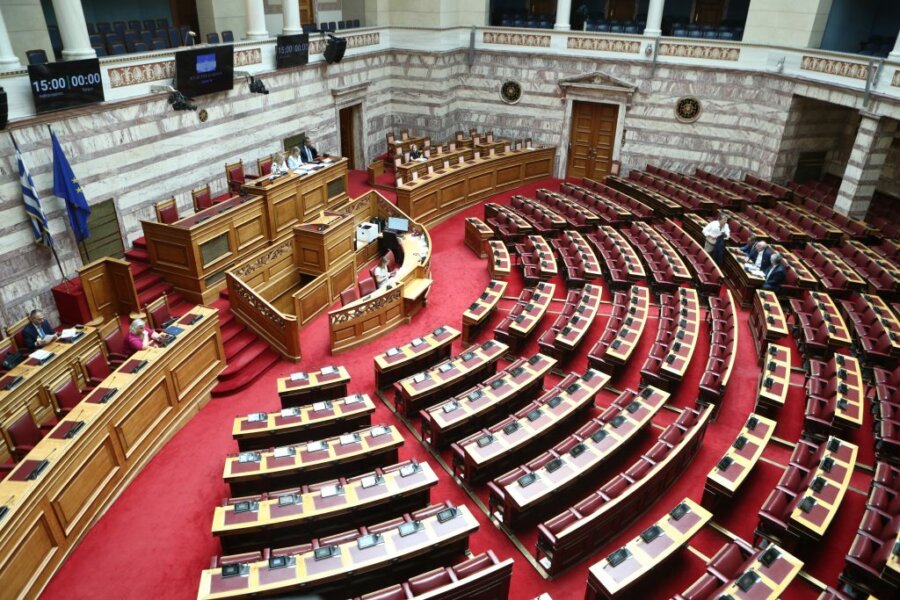 ΝΔ – ΠΑΣΟΚ: Πως ένα «παρών» πυροδοτεί τη μάχη του Κέντρου