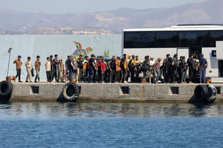 ΕΕ: Συνδέει τη χρηματοδότηση με το μπλόκο στους μετανάστες που θέλουν να φτάσουν Ευρώπη - Απάντηση στον Χαφτάρ