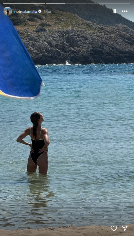 Αμαλία Κωστοπούλου: Με ολόσωμο μαγιό στις διακοπές της στην Ελλάδα