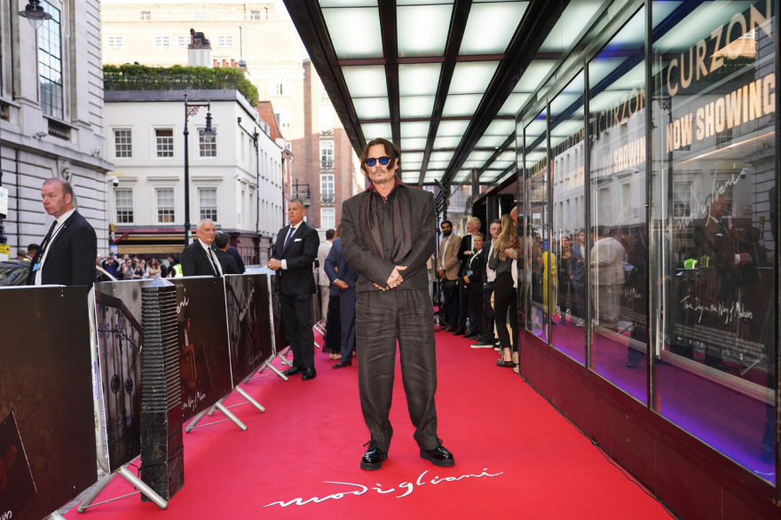 Johnny Depp: Περπάτησε στο κόκκινο χαλί στην πρεμιέρα του «Modi: Three Days on the Wing of Madness»