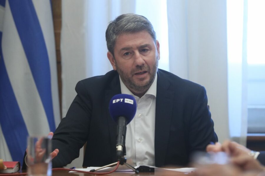 ΠΑΣΟΚ: «Φθαρμένο δίπολο» το Μητσοτάκης – Τσίπρας – Επενδύει στο πρόγραμμα ο Ανδρουλάκης