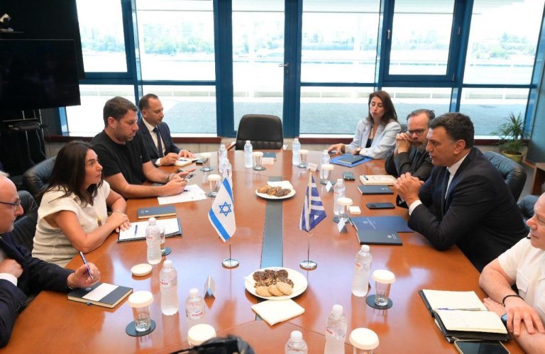 φωτογραφία στην οποία απεικονίζεται ο υπουργός Ναυτιλίας και Νησιωτικής Πολιτικής, Βασίλης Κικίλιας κατά τη διάρκεια της συνάντησής του με την υπουργό Μεταφορών του Ισραήλ, Miri Regev