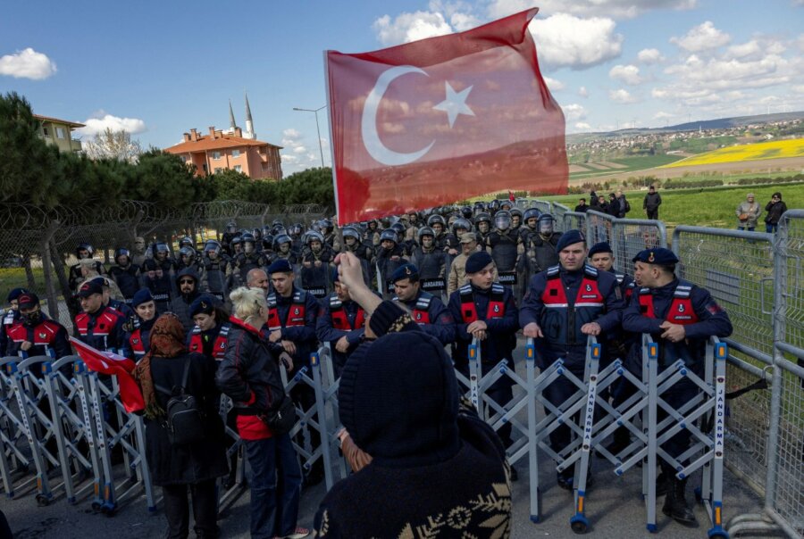 Τουρκία: Εκατοντάδες συλλήψεις αντιπάλων του Ερντογάν – Kατηγορίες για διαφθορά ως μέσο καταστολής