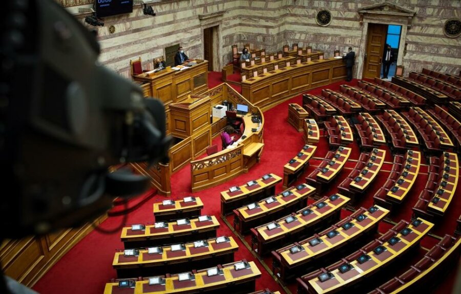 Βουλή: Ψηφίζονται σήμερα τα νέα μέτρα για το μεταναστευτικό – Τι προβλέπει η τροπολογία