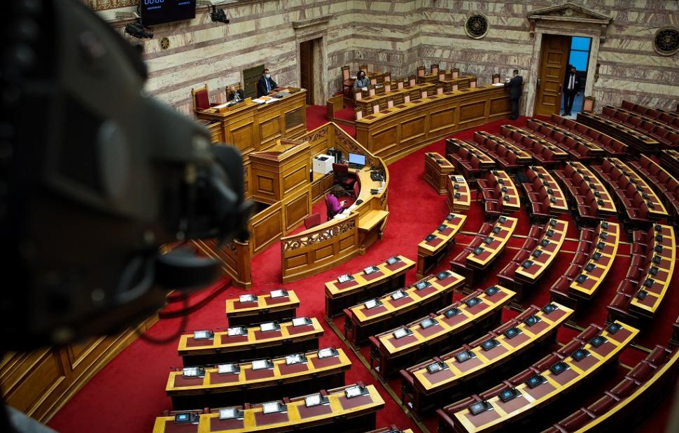 Βουλή: Ψηφίζονται σήμερα τα νέα μέτρα για το μεταναστευτικό – Τι προβλέπει η τροπολογία