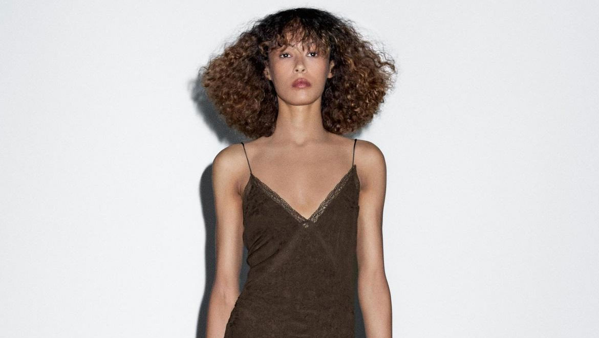 Το καφέ φόρεμα από τα Massimo Dutti που έχει γίνει viral στο TikTok