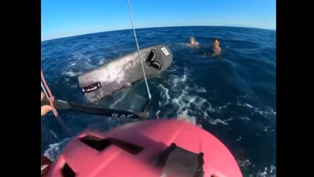 Θεσσαλονίκη: Νεαρός που έκανε kitesurfing έσωσε τουρίστα και τη 10χρονη κόρη του