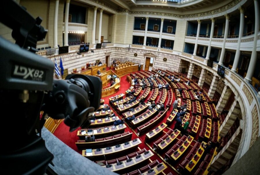Απορρίφθηκε η ένσταση αντισυνταγματικότητας της τροπολογίας για το άσυλο – Αντιπολιτευτικά πυρά