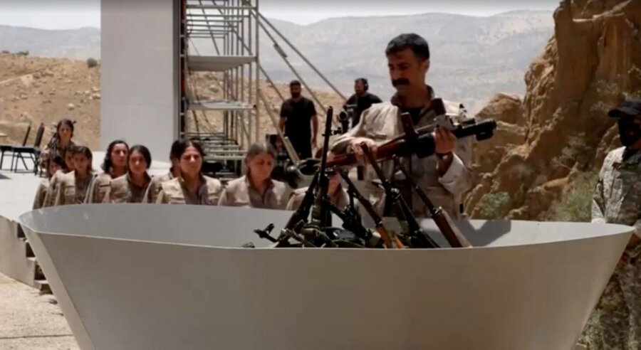 Κούρδοι μαχητές του PKK καίνε τα όπλα τους σε μία συμβολική κίνηση αφοπλισμού