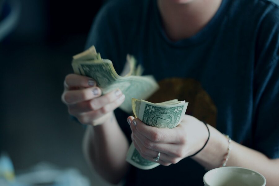 Cash only Weekend: Πώς ένα απλό hack μπορεί να σας βοηθήσει να μην βγείτε εκτός προϋπολογισμού το Σαββατοκύριακο
