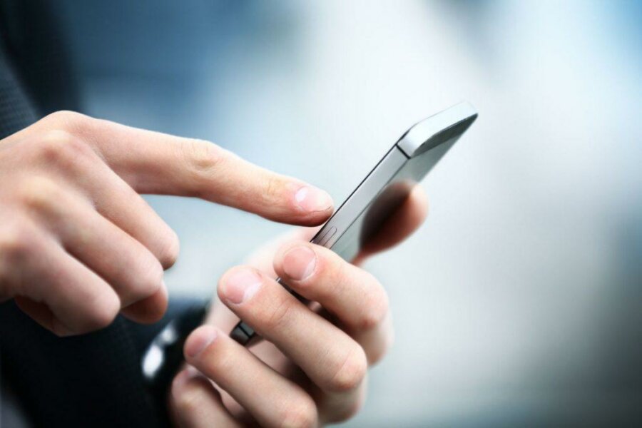 Smartphone: Τι να κάνετε αν υποψιαστείτε ότι σας παρακολουθεί το κινητό σας
