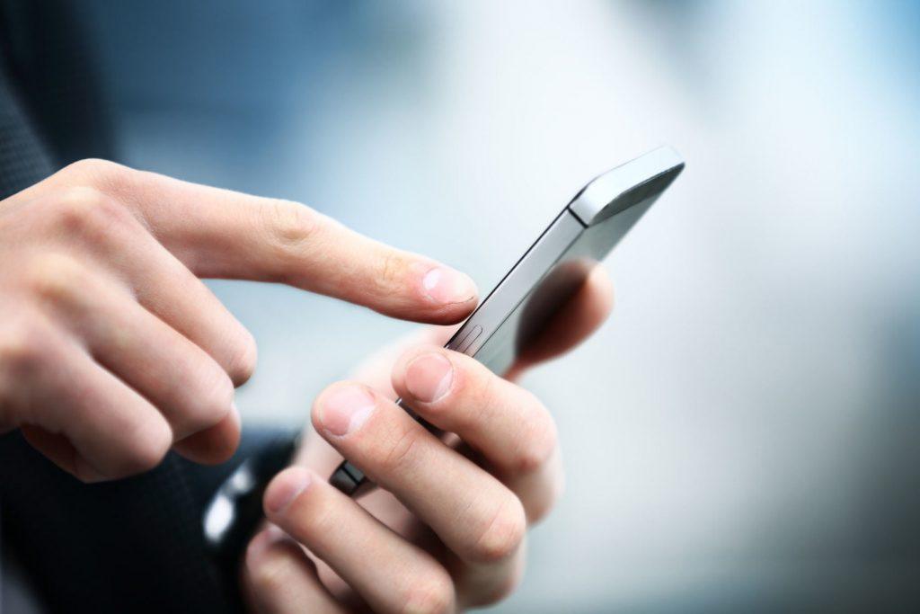 Smartphone: Τι να κάνετε αν υποψιαστείτε ότι σας παρακολουθεί το κινητό σας