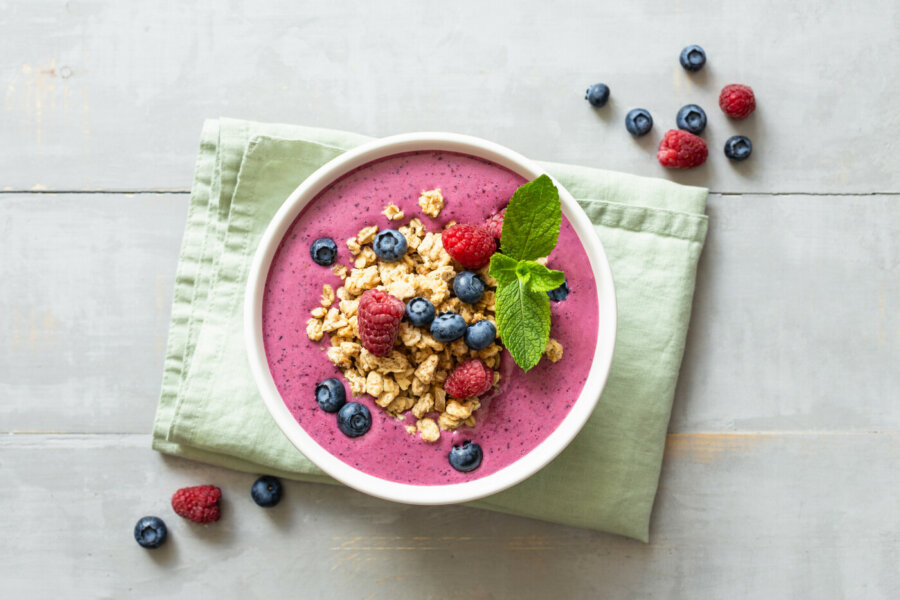 Το απολαυστικό smoothie bowl με μούρα και φυστικοβούτυρο που έδωσε χρώμα στα πρωινά μου