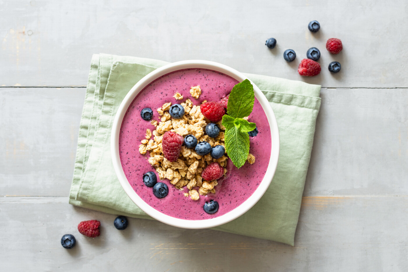 Το απολαυστικό smoothie bowl με μούρα και φυστικοβούτυρο που έδωσε χρώμα στα πρωινά μου