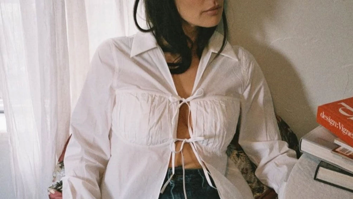Tie front tops: Πώς τα φοράνε τώρα οι πιο κομψές γυναίκες της μόδας