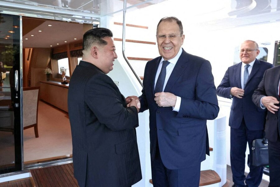 Βόρεια Κορέα: Ο Κιμ Γιονγκ Ουν εκφράζει «άνευ όρων» υποστήριξη στη Μόσχα - Η συνάντηση με Λαβρόφ