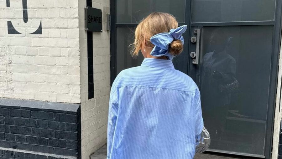 Messy bun: Πώς να υιοθετήσεις το στυλάτο χτένισμα του καλοκαιριού
