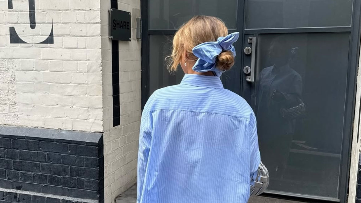 Messy bun: Πώς να υιοθετήσεις το στυλάτο χτένισμα του καλοκαιριού
