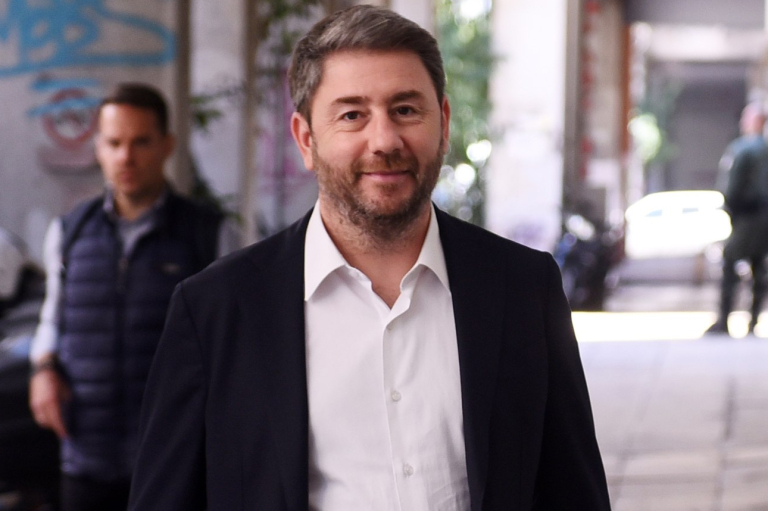 φωτογραφία στην οποία απεινονίζεται ο πρόεδρος του ΠΑΣΟΚ, Νίκος Ανδρουλάκης