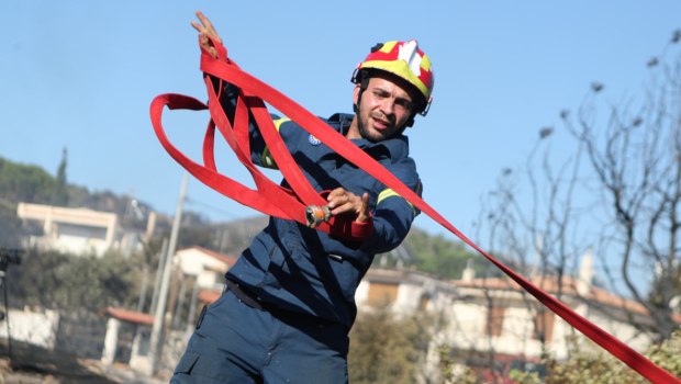 Εύβοια: Φωτιά στο Αλιβέρι - Είναι κοντά σε σπίτια, μήνυμα του 112 για εκκένωση
