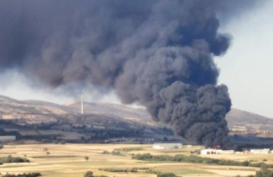 Μεγάλη φωτιά σε βιοτεχνεία ανακύκλωσης στην Αλεξανδρούπολη