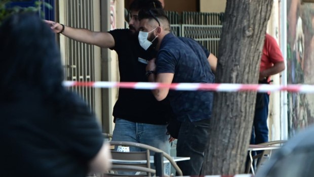 Κολωνός: Τα δύο σενάρια που εξετάζει η ΕΛ.ΑΣ. για το αιματηρό επεισόδιο με τους πυροβολισμούς