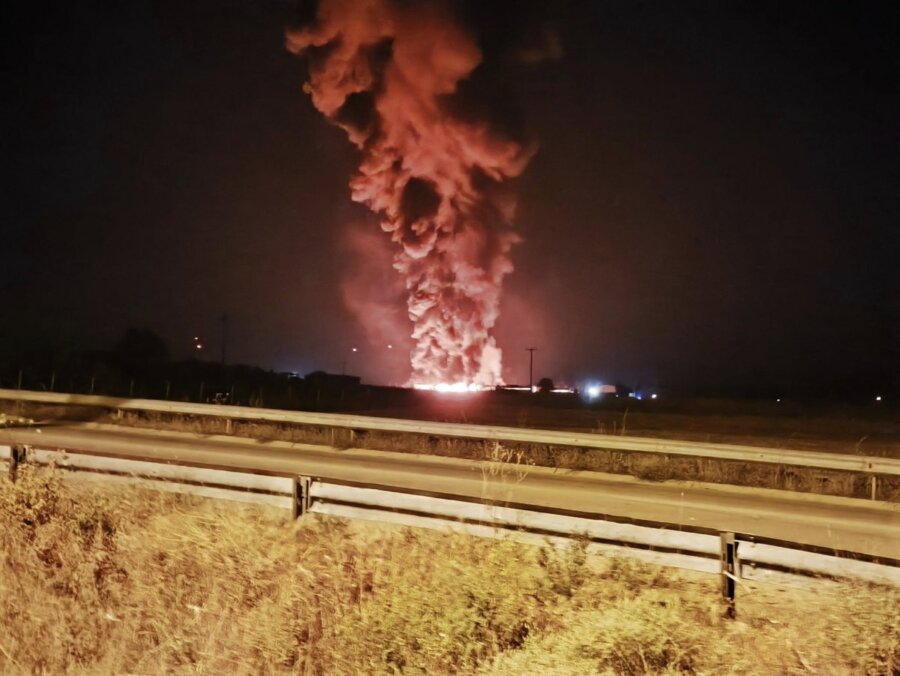 Πύρινη κόλαση στην Αλεξανδρούπολη - Μαίνεται η φωτιά στην επιχείρηση ανακύκλωσης - Τοξικός καπνός στην περιοχή