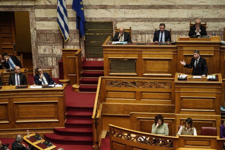 φωτογραφία από τη Βουλή όπου απεικονίζονται ο Νίκος Ανδρουλάκης να μιλάει από το βήμα παρουσία του Κυριάκου Μητσοτάκη