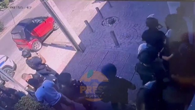 Μενίδι: Η στιγμή της εφόδου των αστυνομικών στο κατάστημα τυχερών παιχνιδιών