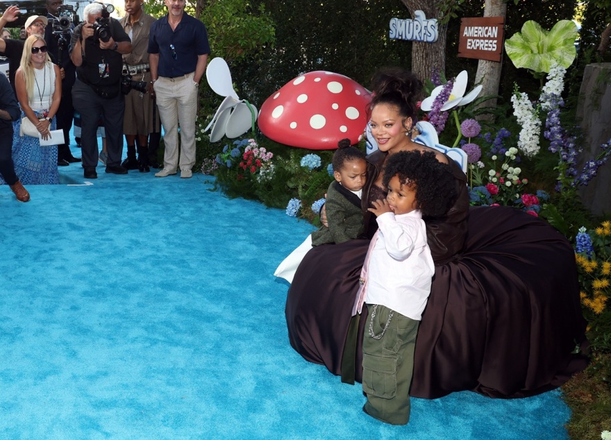 Rihanna: Η εμφάνιση στο κόκκινο χαλί με τους δυο της γιους, λίγο πριν γίνει μητέρα για τρίτη φορά