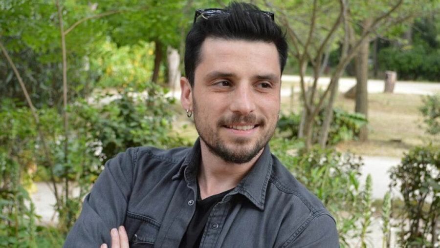 Σπύρος Χατζηαγγελάκης: Η βουτιά από τα βράχια...χωρίς μαγιό