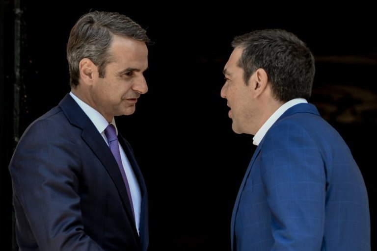 Οι λόγοι πίσω από τις επιθέσεις Μητσοτάκη και Μαξίμου στον Τσίπρα