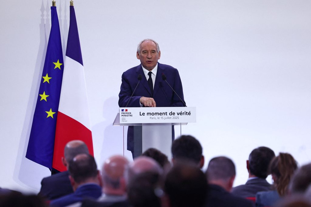 Οριζόντια μέτρα λιτότητας στην Γαλλία: Περικοπές 40 δισ. ευρώ, μείωση δημοσίων υπαλλήλων και κατάργηση αργιών