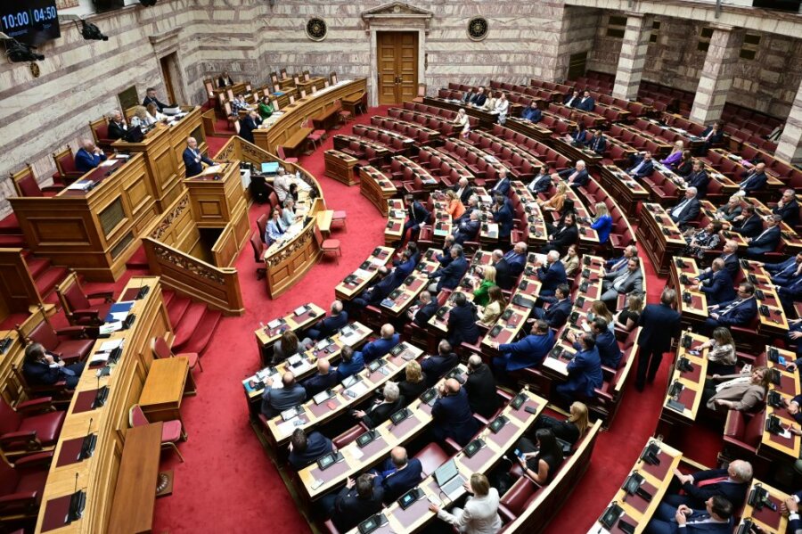 Ανεβαίνει το πολιτικό θερμόμετρο: Σε θέσεις μάχης κυβέρνηση και αντιπολίτευση για ΟΠΕΚΕΠΕ