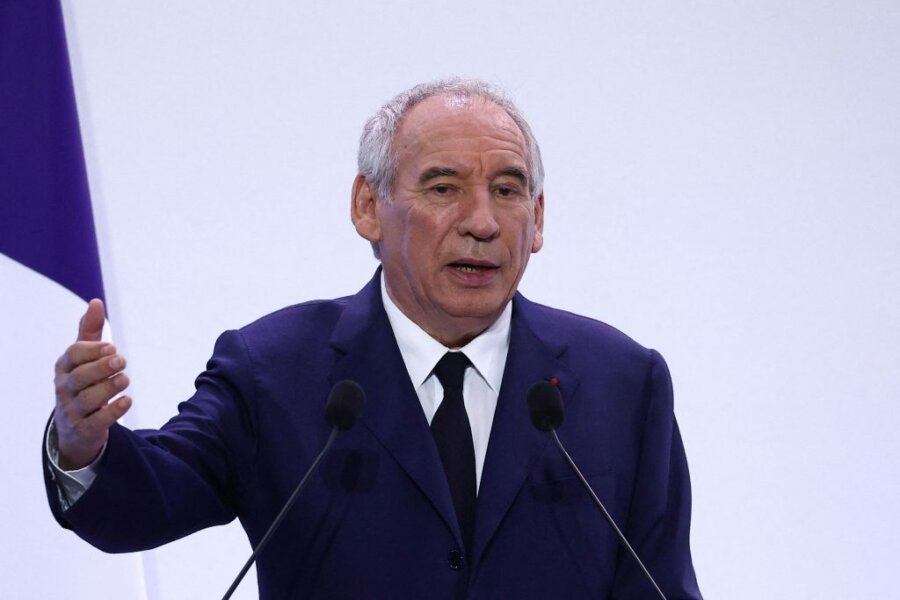 Γαλλία: Αβέβαιο το μέλλον του Μπαϊρού μετά την πρόταση για περικοπές δαπανών και την κατάργηση αργιών