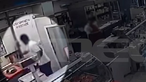 Κυψέλη: 34χρονος άρπαξε το μαχαίρι του κρεοπώλη και άρχισε να μαχαιρώνεται μέσα στο σούπερ μάρκετ