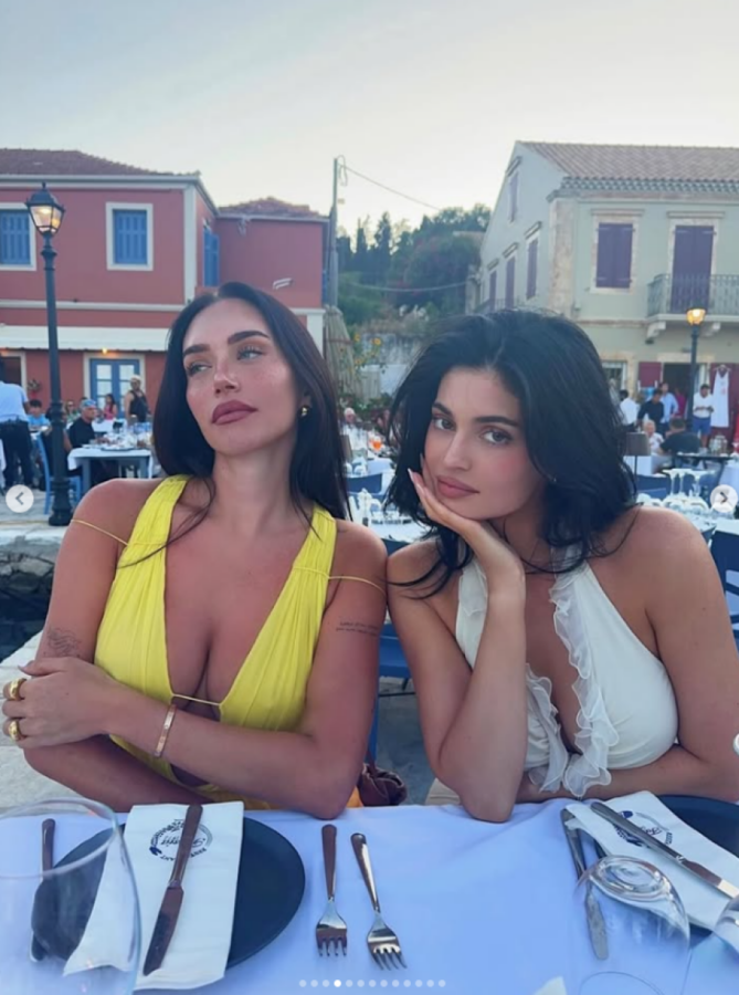 Kylie Jenner: Η κολλητή της, Stassie Karanikolaou δημοσίευσε νέες φωτογραφίες από τις διακοπές τους στην Ελλάδα