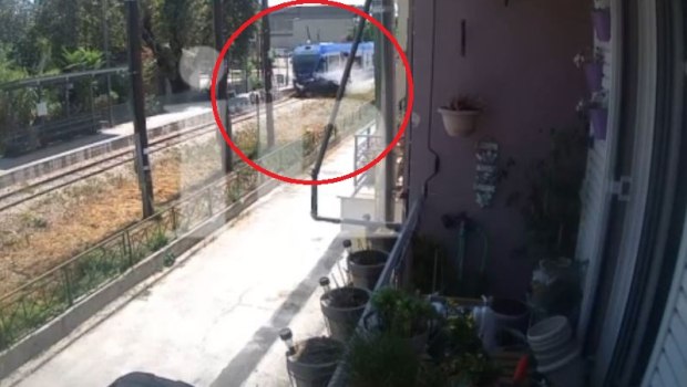 Νέο βίντεο ντοκουμέντο από τη στιγμή της σύγκρουσης ΙΧ με τον συρμό του Προαστιακού στην Πάτρα