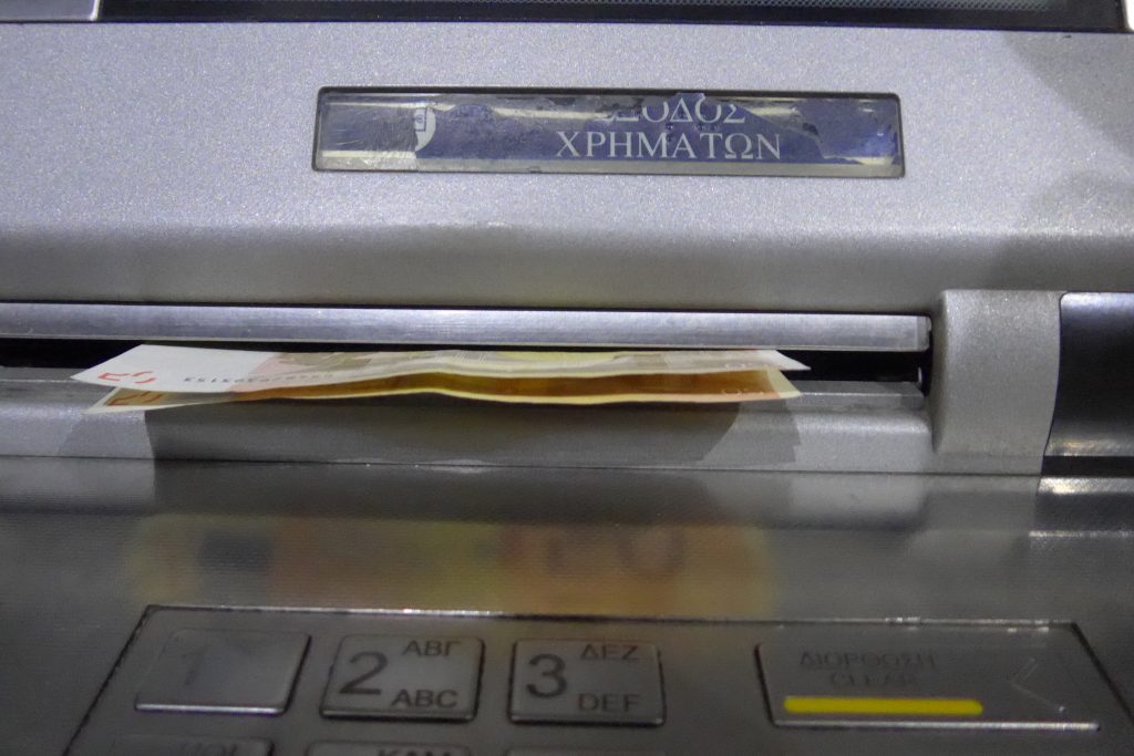 Χρεώσεις σε τραπεζικές συναλλαγές και ΑΤΜ: Τι απάντησε ο Παύλος Μαρινάκης