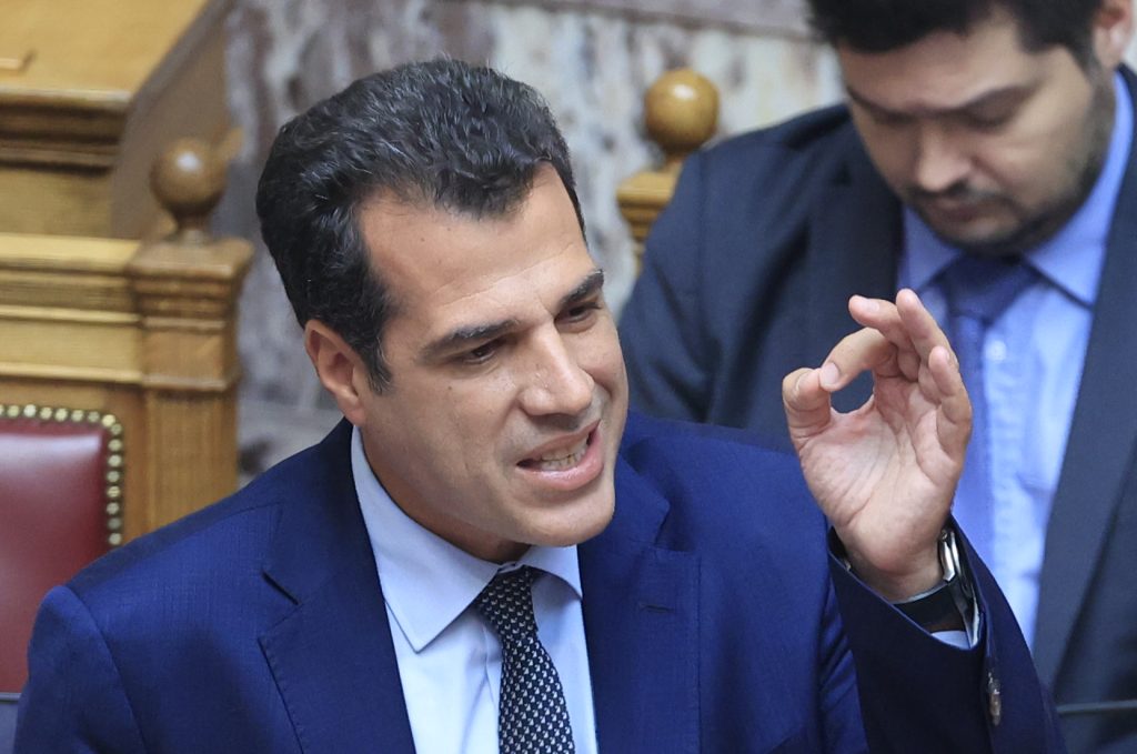 «Φυλακή ή επιστροφή»: Το νέο δόγμα Πλεύρη για τη μεταναστευτική πολιτική