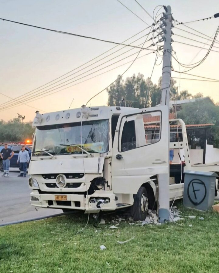Περιστέρι: Τροχαίο με γερανοφόρο όχημα - Έσπασαν τα φρένα, το εγκατέλειψε ο οδηγός και έπεσε σε κολώνα