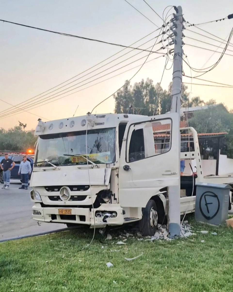 Περιστέρι: Τροχαίο με γερανοφόρο όχημα - Έσπασαν τα φρένα, το εγκατέλειψε ο οδηγός και έπεσε σε κολώνα
