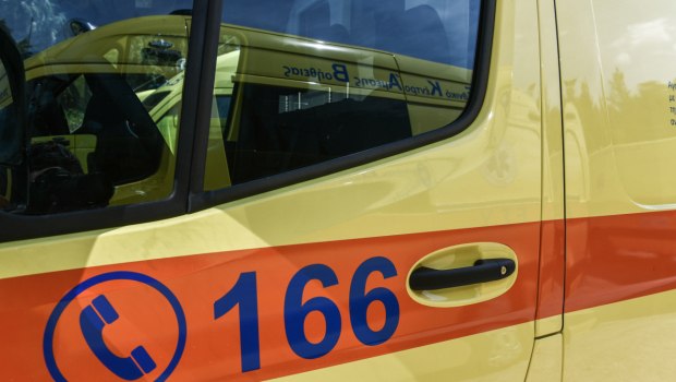 Τροχαίο με ανατροπή οχήματος στη Λεωφόρο Βουλιαγμένης - Απεγκλωβίστηκε γυναίκα χωρίς τις αισθήσεις της