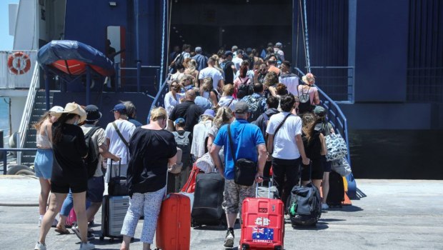 Όπου φύγει φύγει οι αδειούχοι - Αυξημένη η κίνηση στo λιμάνι του Πειραιά