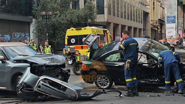 Τροχαίο με τρεις τραυματίες στην Ακαδημίας - Σφοδρή σύγκρουση δύο ΙΧ