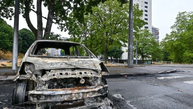Γαλλία: Πεδίο μάχης η Λιμόζ, επίθεση 100 ατόμων με πυροσωλήνες, πυροτεχνήματα και μολότοφ [βίντεο]