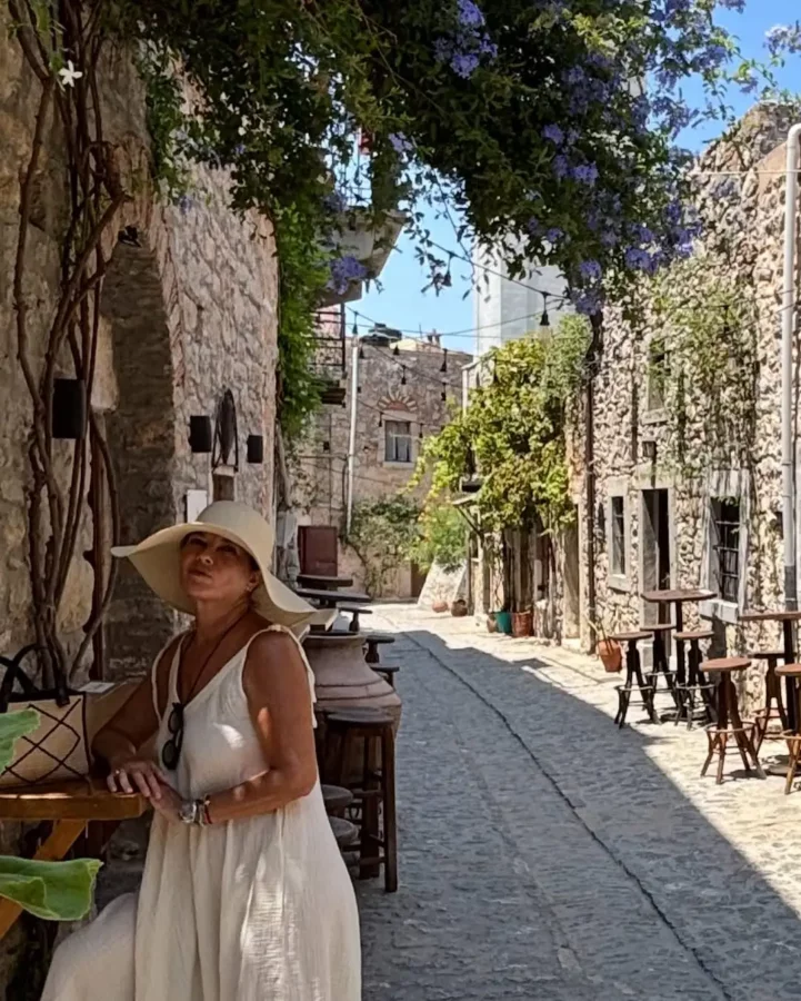 Σοφία Αλιμπέρτη: Απόδραση στη Χίο με τον γιο της, Μιχαήλ – Άγγελο Βαρθακούρη