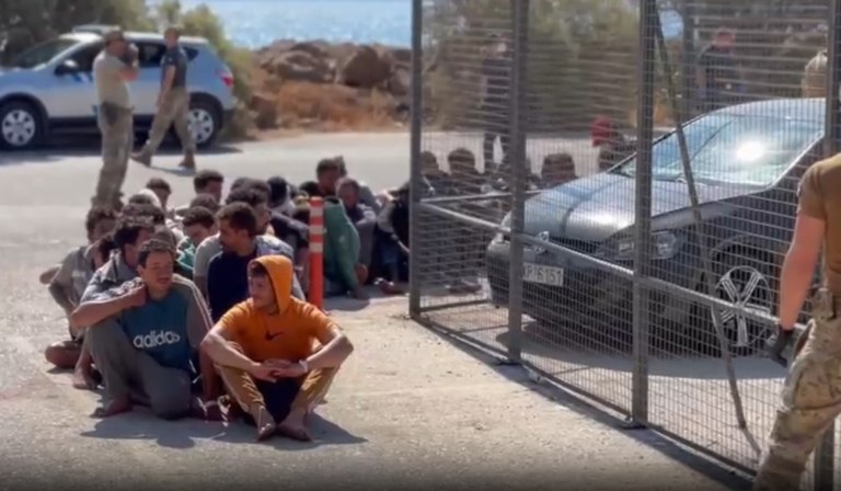 Τον Τραμπ ζήλεψε ο Πλεύρης: Απάνθρωπο σόου με μεταφορά μεταναστών σε κέντρα κράτησης μετά την τροπολογία – ντροπή