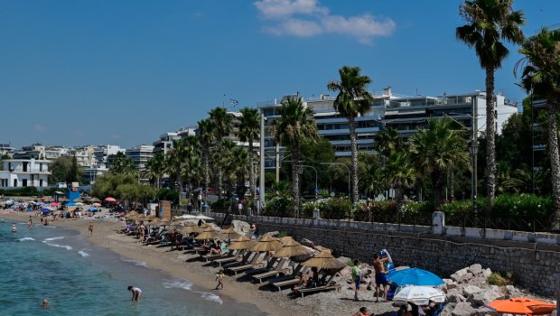 Καύσωνας: Το αδιαχώρητο στις παραλίες της Αττικής