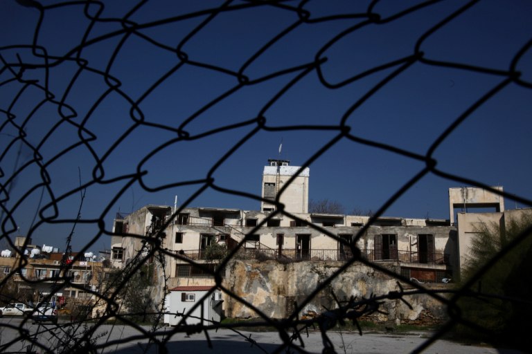 εικόνα που δείχνει εγκαταλελειμμένο κτίριο εντός της ελεγχόμενης από τα Ηνωμένα Έθνη νεκρής ζώνης στη Λευκωσία